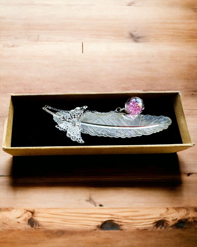 Kreatívna záložka do knihy v retro štýle s motívom pierka a motýľa – elegantný darček pre mamu, učiteľa, propagačný, farba strieborná/ružová