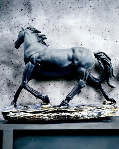 "Czarny Galop" - Elegantná Figúrka Koňa s Možnosťou Gravírovania