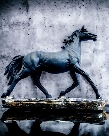 "Czarny Galop" - Elegantná Figúrka Koňa s Možnosťou Gravírovania