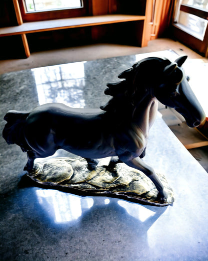 "Czarny Galop" - Elegantná Figúrka Koňa s Možnosťou Gravírovania