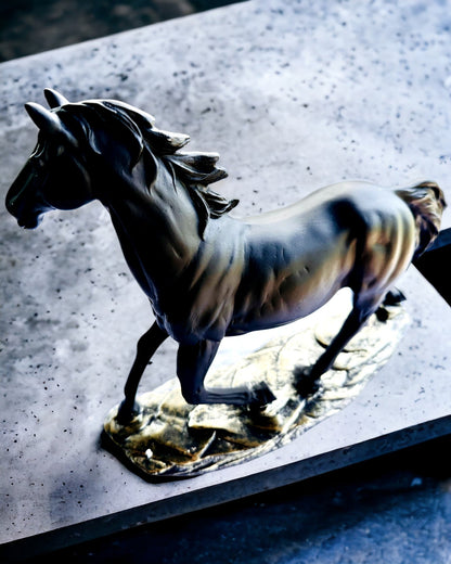 "Czarny Galop" - Elegantná Figúrka Koňa s Možnosťou Gravírovania