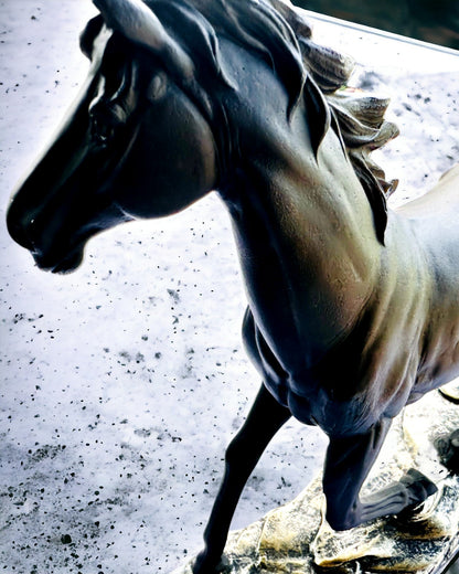 "Czarny Galop" - Elegantná Figúrka Koňa s Možnosťou Gravírovania