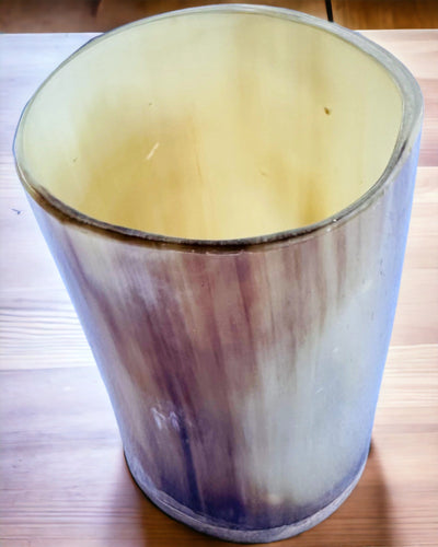 Ručne vyrobený malý hrnček s možnosťou gravírovania, indický pohárik, možnosť personalizácie ako darček, gravír. Svetlá farba.