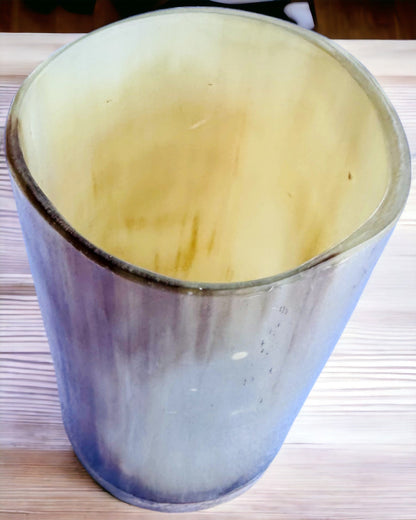 Ručne vyrobený malý hrnček s možnosťou gravírovania, indický pohárik, možnosť personalizácie ako darček, gravír. Svetlá farba.