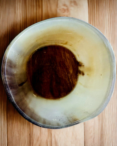 Ručne vyrobený malý hrnček s možnosťou gravírovania, indický pohárik, možnosť personalizácie ako darček, gravír. Svetlá farba.