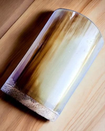 Ručne vyrobený malý hrnček s možnosťou gravírovania, indický pohárik, možnosť personalizácie ako darček, gravír. Svetlá farba.