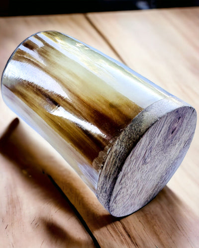 Ručne vyrobený malý hrnček s možnosťou gravírovania, indický pohárik, možnosť personalizácie ako darček, gravír. Svetlá farba.