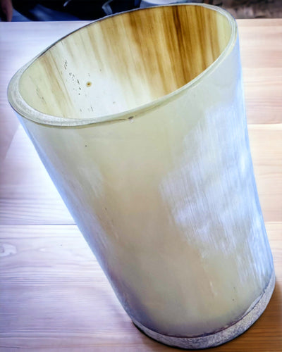 Ručne vyrobený malý hrnček s možnosťou gravírovania, indický pohárik, možnosť personalizácie ako darček, gravír. Svetlá farba.