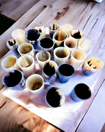 Ručne vyrobený malý hrnček s možnosťou gravírovania, indický pohárik, možnosť personalizácie na darček, gravír. Farba tmavá