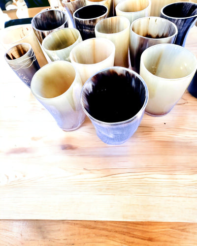 Ručne vyrobený malý hrnček s možnosťou gravírovania, indický pohárik, možnosť personalizácie na darček, gravír. Farba tmavá