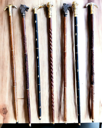 Ručne vyrezávaná cestovná palica na prechádzky "Kráľovský pútnik" v hnedej farbe so vzormi