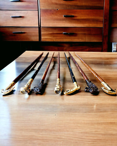 Kompasso Black - Palica na prechádzky - Drevená Ručne Vyrezávaná - Exkluzívna Edícia s Možnosťou Gravírovania