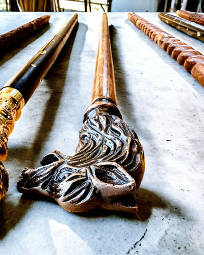 Laska Spacerowa Wolf - Indické Drevo Mango s Možnosťou Gravírovania, hnedé zlaté zdobenia