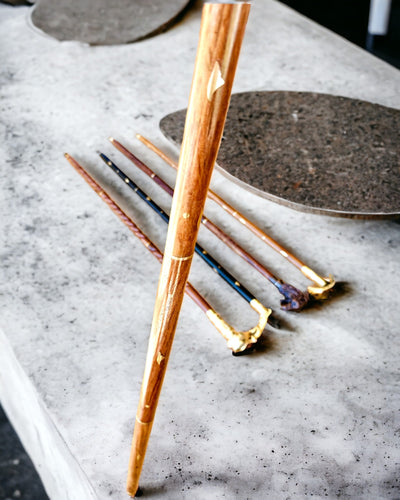 Laska Spacerowa Wolf - Indické Drevo Mango s Možnosťou Gravírovania, hnedé zlaté zdobenia