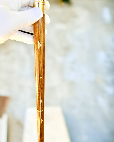 Laska Spacerowa Wolf - Indické Drevo Mango s Možnosťou Gravírovania, hnedé zlaté zdobenia