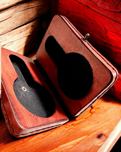 "Komandorskie Etui" – Ručne Vyrobené Puzdro na Vreckové Hodinky alebo Kompas s Možnosťou Personalizácie