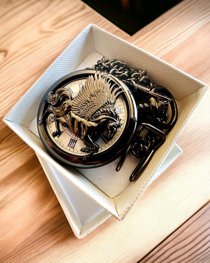 Vreckové hodinky "Equus Tempus" - Čierne s motívom koňa, možnosť personalizácie gravírovaním - biely ciferník