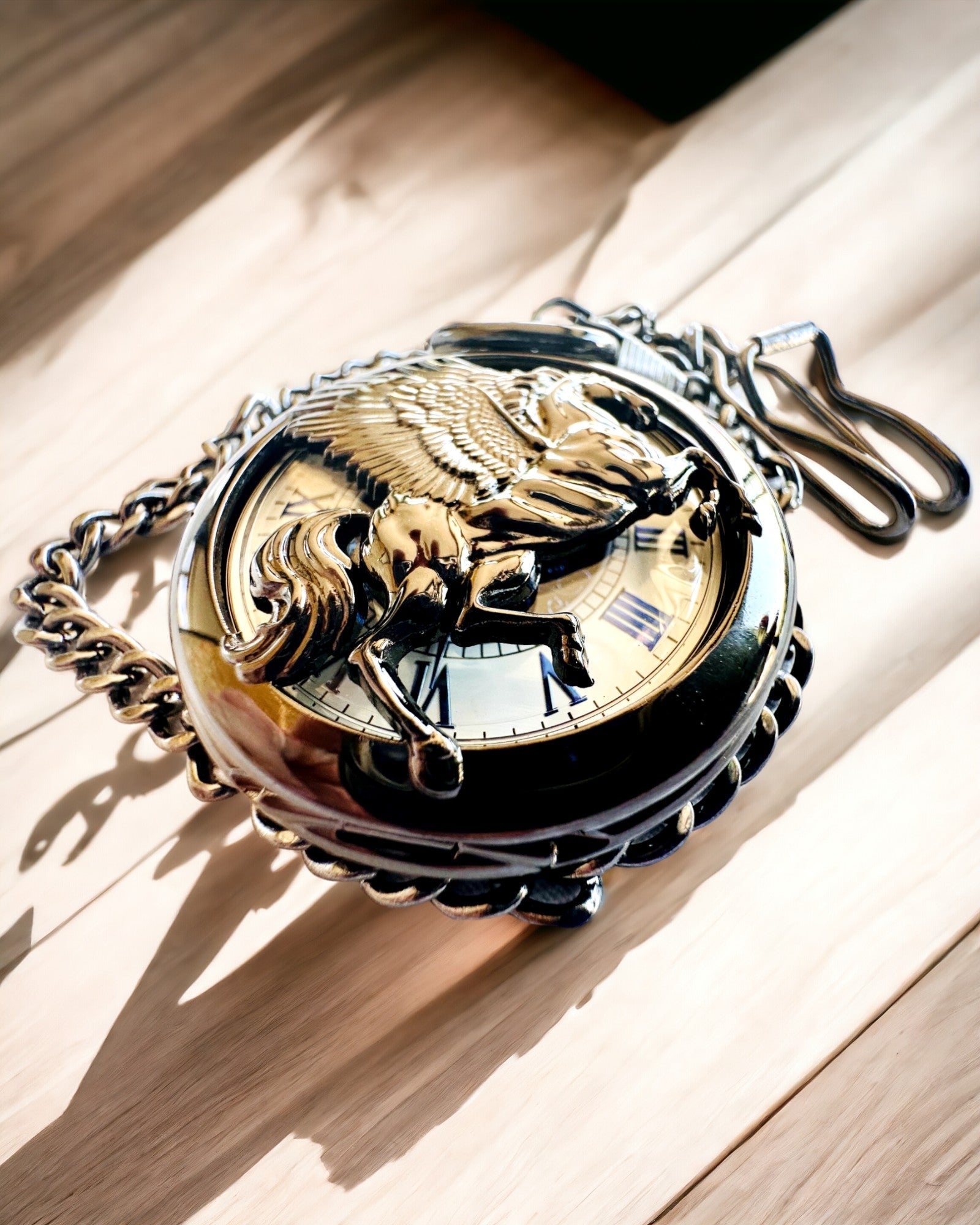 Vreckové hodinky "Equus Tempus" - Čierne s motívom koňa, možnosť personalizácie gravírovaním - biely ciferník