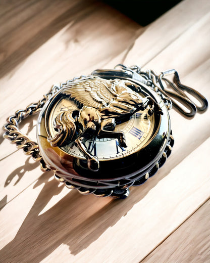 Vreckové hodinky "Equus Tempus" - Čierne s motívom koňa, možnosť personalizácie gravírovaním - biely ciferník