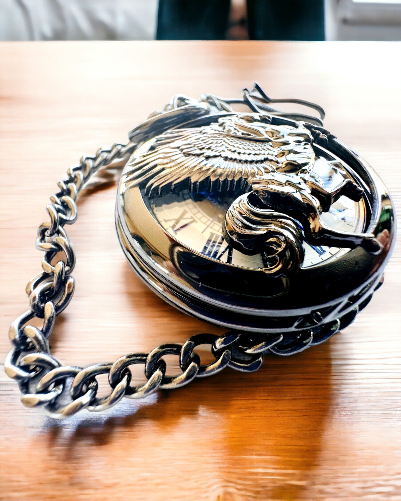 Vreckové hodinky "Equus Tempus" - Čierne s motívom koňa, možnosť personalizácie gravírovaním - biely ciferník