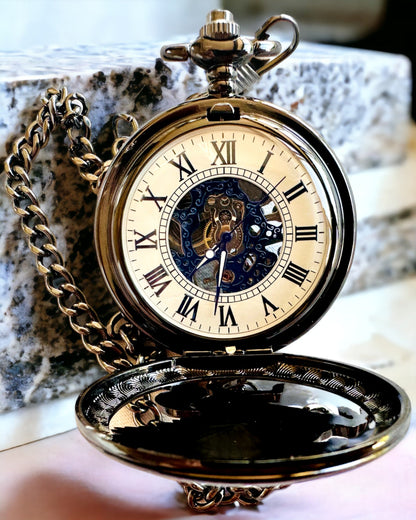 Vreckové hodinky "Equus Tempus" - Čierne s motívom koňa, možnosť personalizácie gravírovaním - biely ciferník