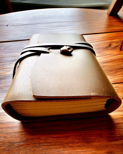 Prémiový zápisník "RetroNotes" – Elegantný zápisník z pravej kože - 200 strán, 120g, zápisník, skicár, hnedá farba, personalizácia gravírovaním