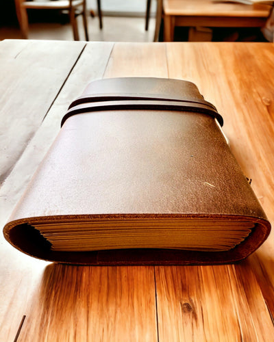 Prémiový zápisník "RetroNotes" – Elegantný zápisník z pravej kože - 200 strán, 120g, zápisník, skicár, hnedá farba, personalizácia gravírovaním