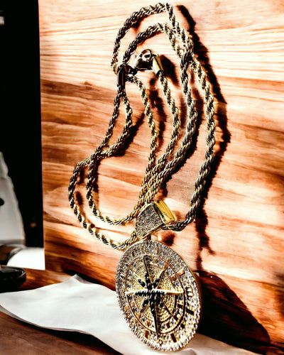 Náhrdelník s príveskom kompasu v štýle glamour s kryštálmi pre ženy a mužov - zlatá farba, gravírovanie