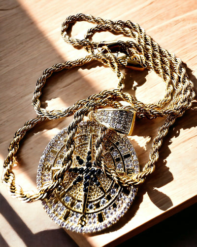 Náhrdelník s príveskom kompasu v štýle glamour s kryštálmi pre ženy a mužov - zlatá farba, gravírovanie