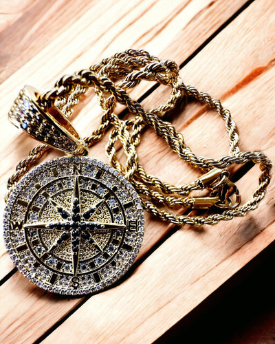 Náhrdelník s príveskom kompasu v štýle glamour s kryštálmi pre ženy a mužov - zlatá farba, gravírovanie