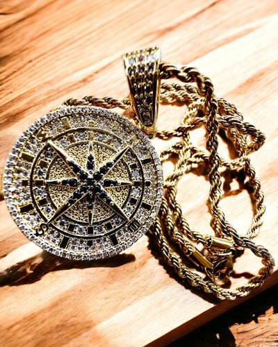 Náhrdelník s príveskom kompasu v štýle glamour s kryštálmi pre ženy a mužov - zlatá farba, gravírovanie