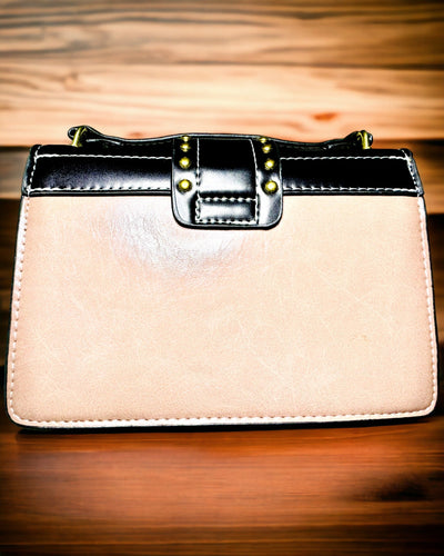 Štvorcová Svetlo Fialová Taška na Rameno s Motívom Leva – Elegantná Kabelka z Textúrovanej PU Kože. Personalizácia gravírovaním