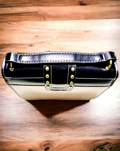 Štvorcová Svetlo Fialová Taška na Rameno s Motívom Leva – Elegantná Kabelka z Textúrovanej PU Kože. Personalizácia gravírovaním