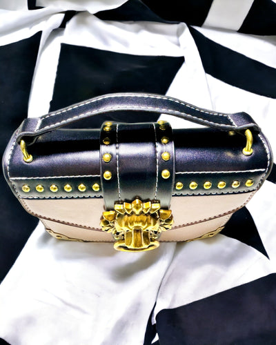 Štvorcová Svetlo Fialová Taška na Rameno s Motívom Leva – Elegantná Kabelka z Textúrovanej PU Kože. Personalizácia gravírovaním