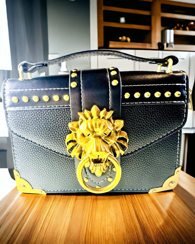 Štýlová štvorcová kabelka na rameno s levím akcentom - farba čierna