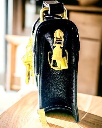 Štýlová štvorcová kabelka na rameno s levím akcentom - farba čierna