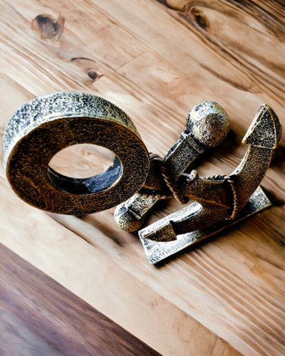 Rustikálna Socha Kotvy z Živice - "Morská Legenda", kotva personalizácia gravírovaním
