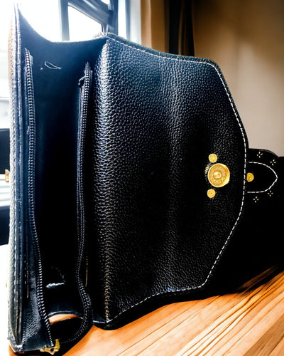 Štýlová štvorcová kabelka na rameno s levím akcentom - farba čierna