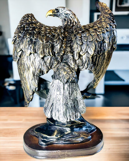 Dekoratívna Soška "Lietajúci Orol" – Majestátny Symbol Sily a Slobody
