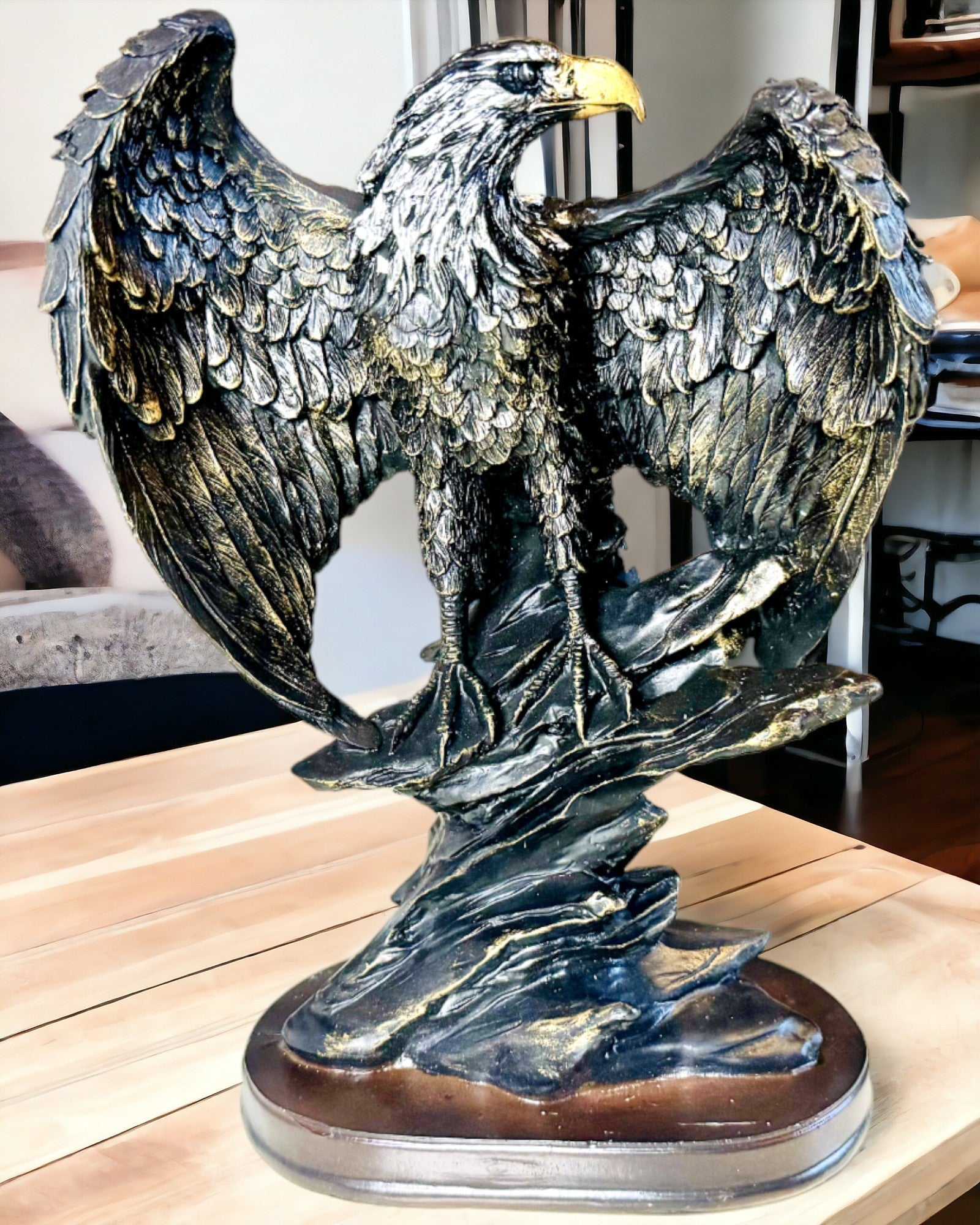 Dekoratívna Soška "Lietajúci Orol" – Majestátny Symbol Sily a Slobody