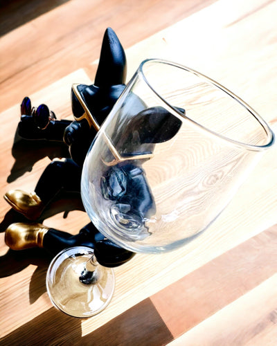 Exkluzívna figúrka "Štýlový Bulldog", čierna farba, stojan na pohár vína alebo šampanského, personalizácia gravírovaním