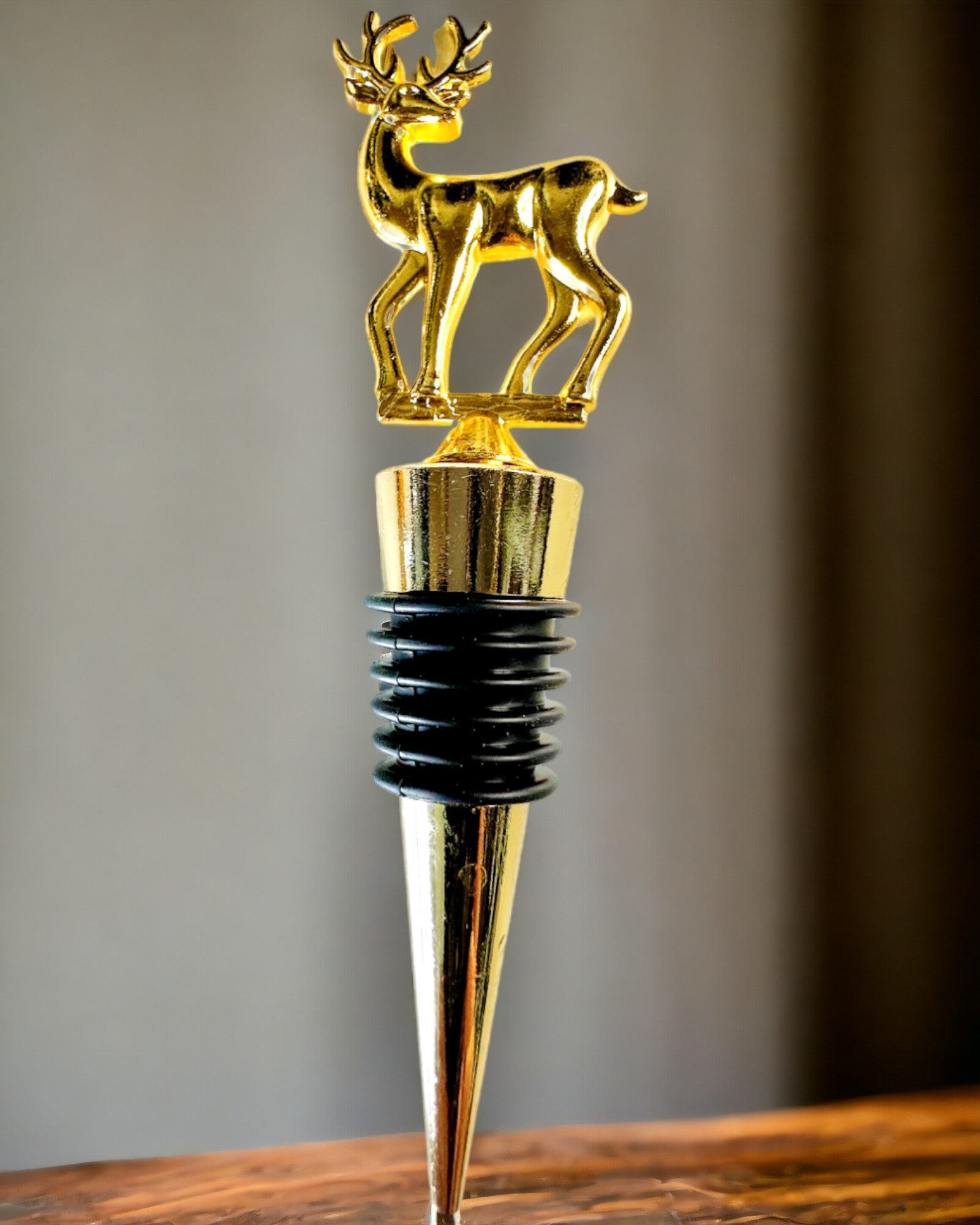 Exkluzívny Kovový Zátka na Víno s Jeleňom - Elegantný a Funkčný, možnosť personalizácie gravírovaním