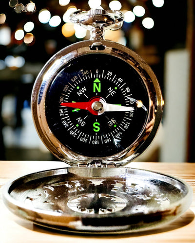 Kieszonkowy Kompas Kolor Srebrny w Stylu Retro z Wzorem Ażurowym – Elegancki i Praktyczny. Grawer