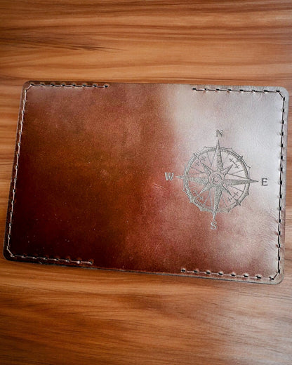 Puzdro "Cestovateľ" - Kožené puzdro na pas, personalizácia gravírovaním - 2 farebné varianty