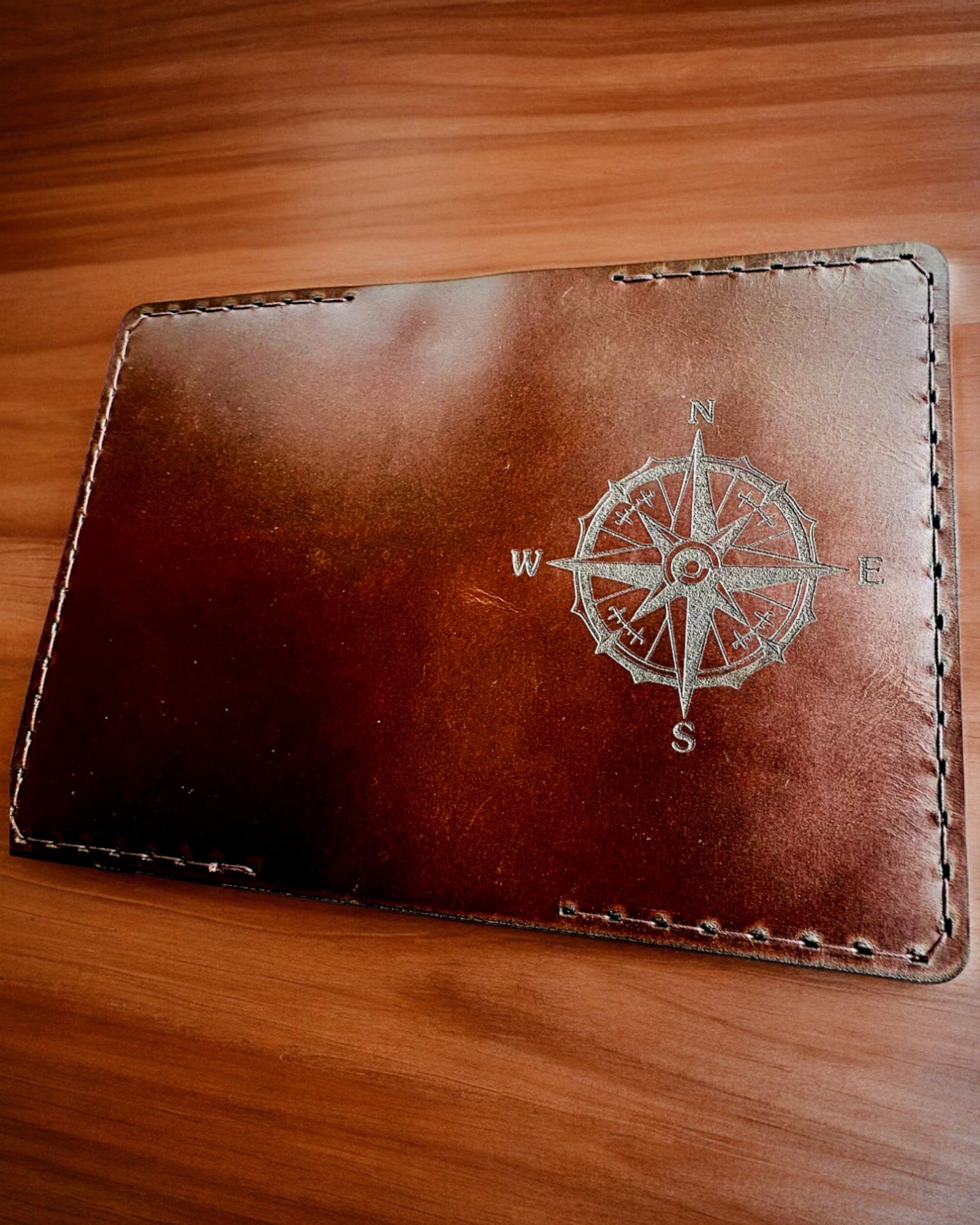 Puzdro "Cestovateľ" - Kožené puzdro na pas, personalizácia gravírovaním - 2 farebné varianty