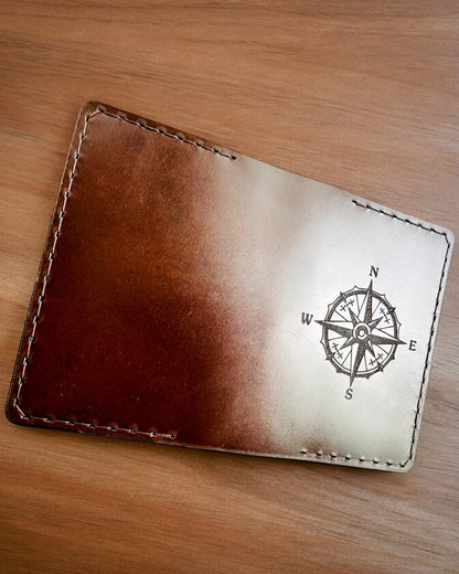 Puzdro "Cestovateľ" - Kožené puzdro na pas, personalizácia gravírovaním - 2 farebné varianty