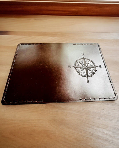 Puzdro "Cestovateľ" - Kožené puzdro na pas, personalizácia gravírovaním - 2 farebné varianty
