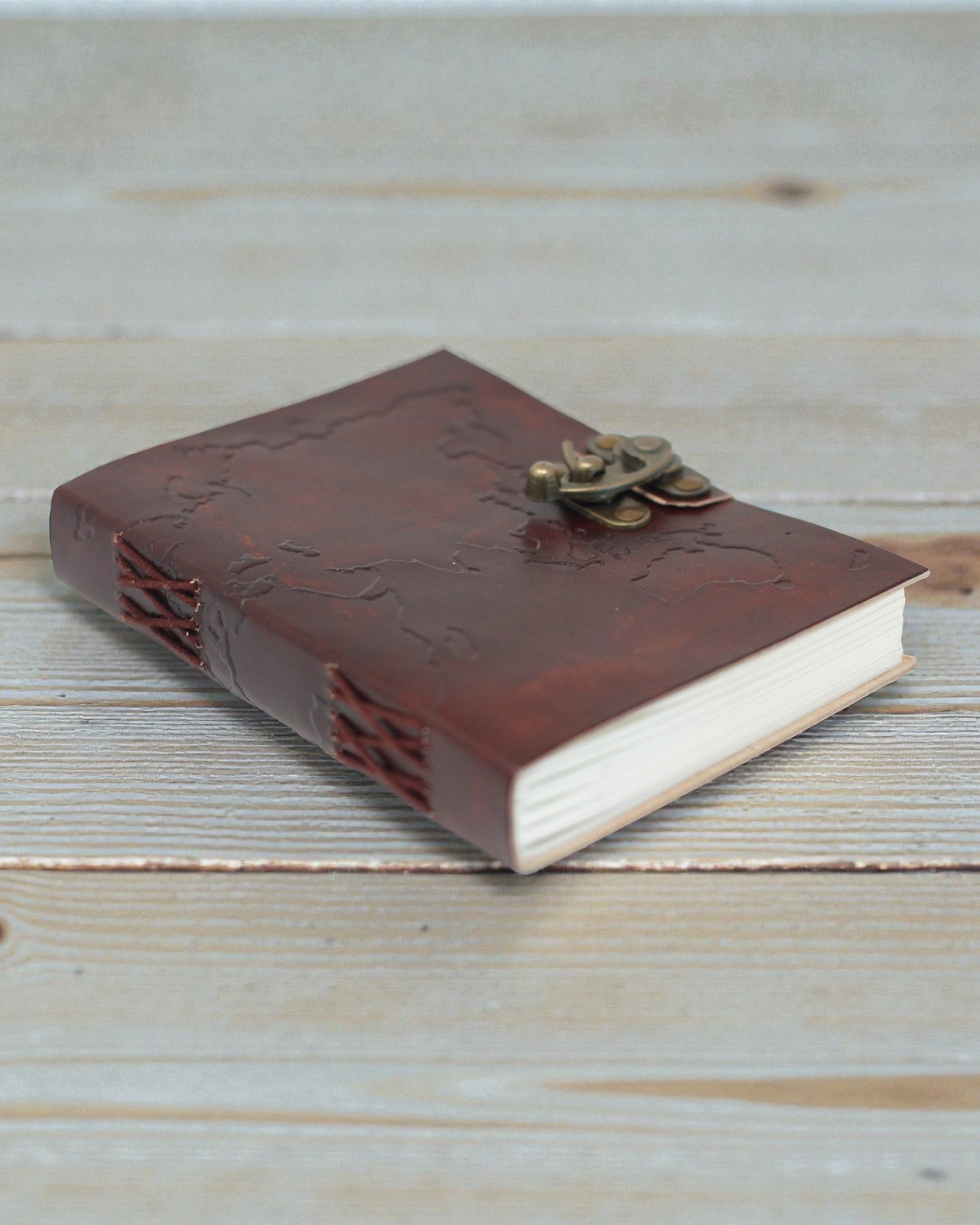 Kožený zápisník s mapou sveta a prešívaním (18x13 cm)