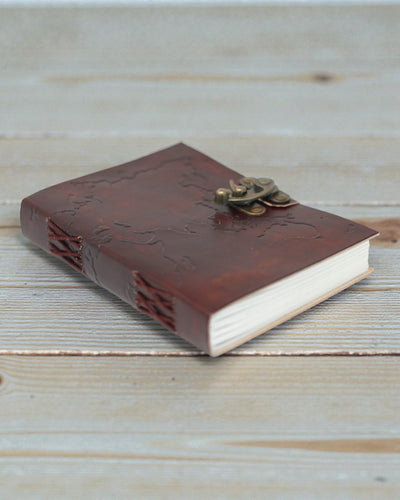 Kožený zápisník s mapou sveta a prešívaním (18x13 cm)