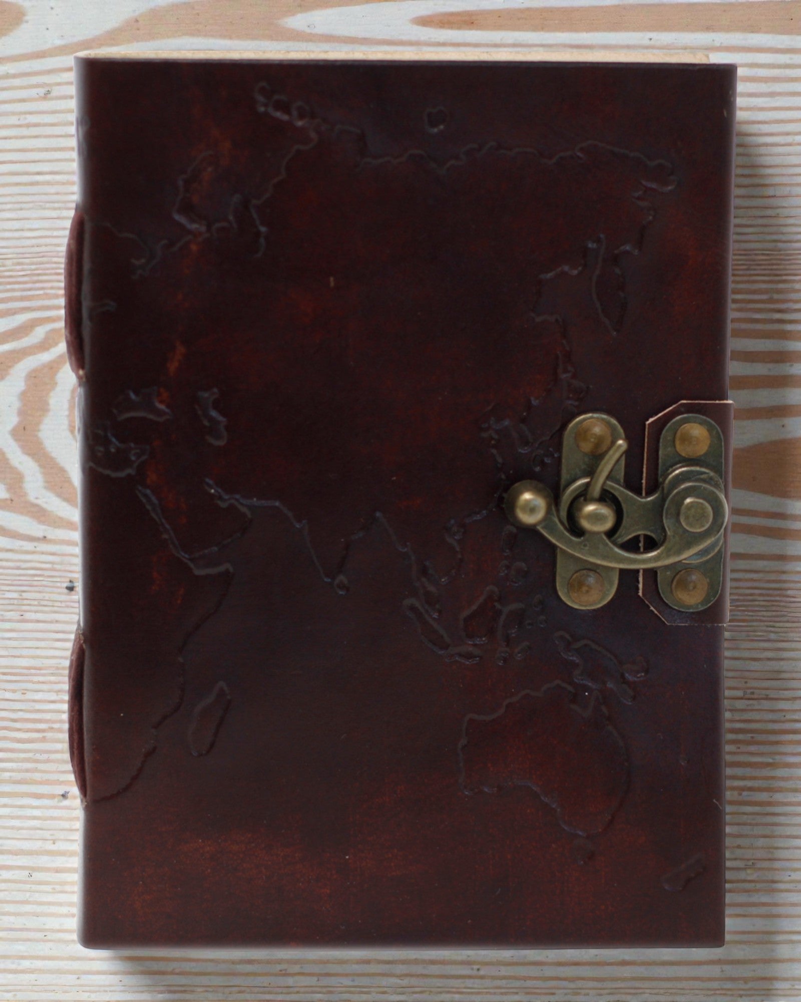 Kožený zápisník s mapou sveta a prešívaním (18x13 cm)